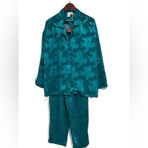 NWOT Victoria’s Secret satin Pyjama set, burned out leaf pattern,size Medium.